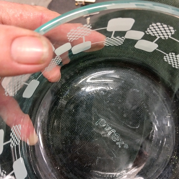 Pyrex 7201 square pattern Bowl - Picture 6 of 9